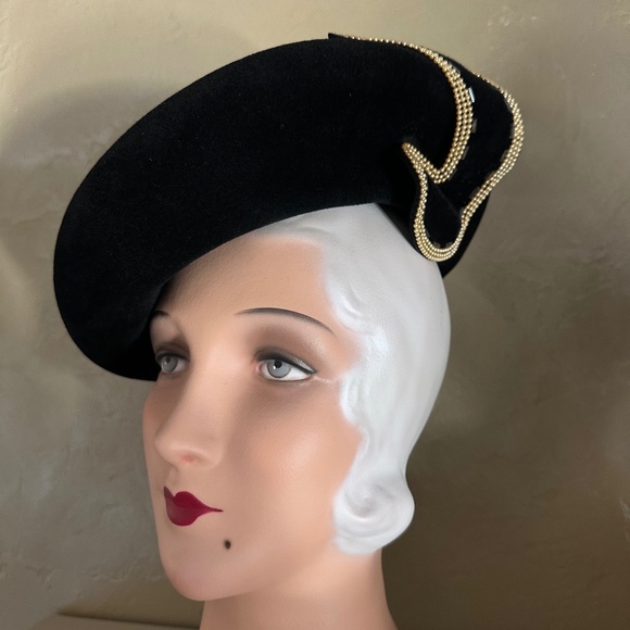 STYLISH 1940's BLACK FELT HAT WITH PEARL & BEAD TRIM